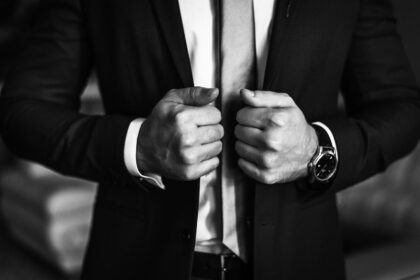 Jaki krawat pasuje do czarnego garnituru?