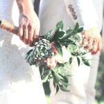 Jakimi kwiatami udekorować ławki w kościele na ślub